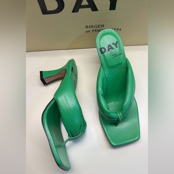 European FASHION: DAY Green Heeled Sandals with Square Toe - Picture 1 of 6